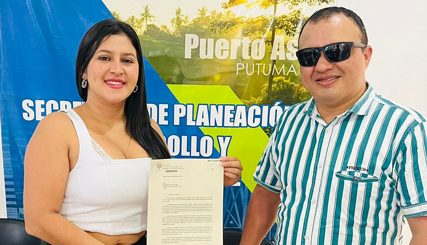 Pastor Miguel Antonio Varón, coordinator of IRI-Puerto Leguízamo, delivered to the Secretary of Planning of the municipality the proposals of IRI-Colombia for the Development Plan.